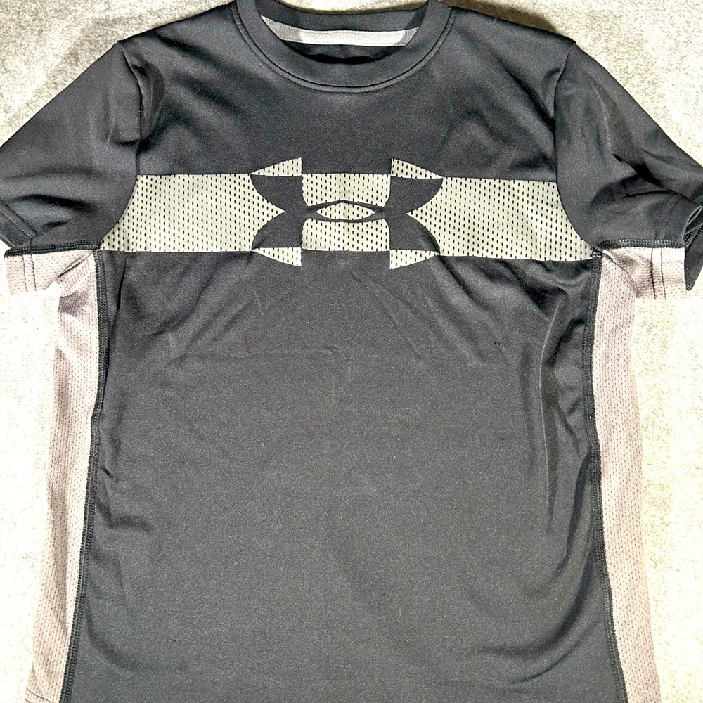 Boys Under Armour heat gear t-shirt, size small, black and gray, good condition